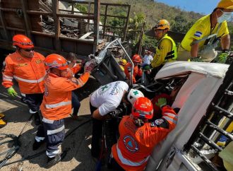 CONDUCTOR QUEDA ATRAPADO TRAS FUERTE CHOQUE EN CALLE ANTIGUA A NEJAPA