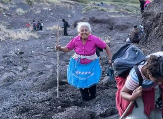 ABUELITA DE 72 AÑOS SE VUELVE VIRAL TRAS CONQUISTAR LA CUSPIDE DEL VOLCÁN CHAPARRASTIQUE