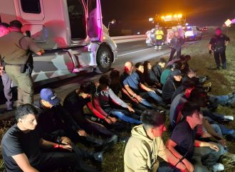 AUTORIDADES DE EE. UU. LOCALIZARON A 22 PERSONAS EN CONDICIONES DE RIESGO DENTRO DE UN VEHÍCULO EN TEXAS
