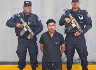 PNC CAPTURÓ A SUJETO QUE EN EL DÍA ERA VIGILANTE Y POR LAS NOCHES ROBABA FARMACIAS EN EL SALVADOR