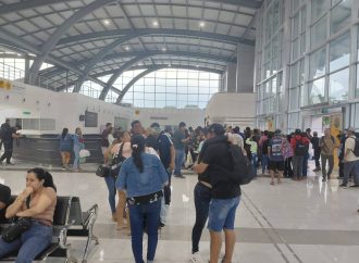 LOS PESCADORES ECUATORIANOS QUE NAUFRAGARON RETORNARON A SU PAIS DESPUES DE SER RESCATADOS POR LA MARINA SALVADOREÑA