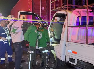 CONDUCTOR QUEDA ATRAPADO TRAS FUERTE ACCIDENTE EN SAN SALVADOR