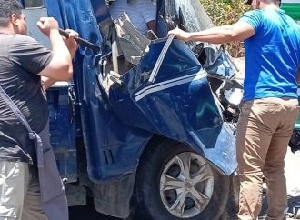 PERSONA QUEDA ATRAPADA ENTRE LOS HIERROS TRAS CHOQUE CONTRA BUS EN USULUTÁN