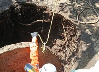 RESCATAN A PERSONA TRAS CAER EN POZO DE 15 METROS EN SACACOYO