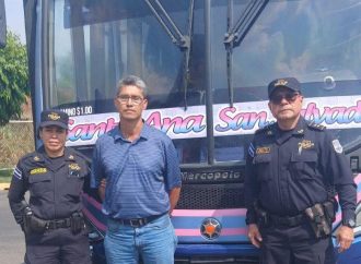 CAPTURARON A UN MOTORISTA DE UN AUTOBÚS DE UNA RUTA DE SANTA ANA POR AGRESIÓN A MOTOCICLISTA EN SAN SALVADOR