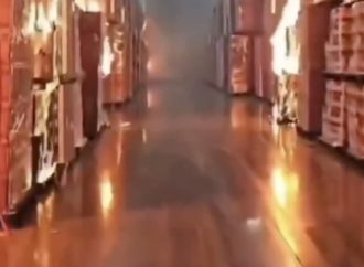 EMPLEADO PROVOCA INCENDIO EN ALMACÉN EN CALIFORNIA Y LO TRANSMITE EN VIVO EN REDES SOCIALES