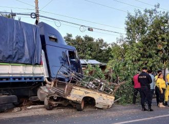 CONDUCTOR MUERE TRAS INVADIR CARRIL Y CHOCAR CONTRA CAMIÓN EN SANTA ANA