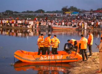 AL MENOS 10 MUERTOS TRAS VOLCAMIENTO DE EMBARCACIÓN TURÍSTICA EN INDIA