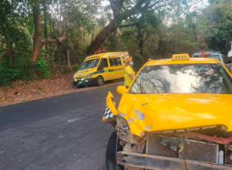 ACCIDENTE EN LA PAZ DEJA DAÑOS MATERIALES Y UN CONDUCTOR ATENDIDO EN EL LUGAR