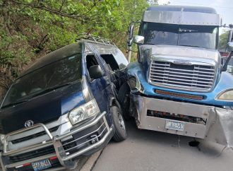 MÚLTIPLE ACCIDENTE EN LA CARRETERA DE ORO DEJA AL MENOS CINCO LESIONADOS