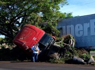 CONDUCTOR LESIONADO TRAS COLISIÓN CON RASTRA EN LA PANAMERICANA