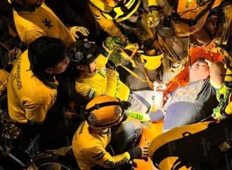 RESCATISTAS SALVAN LA VIDA DE HOMBRE ATRAPADO EN ZONA DE DIFÍCIL ACCESO EN ILOPANGO