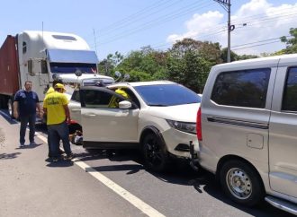 HOMBRE RESULTA LESIONADO EN COLISIÓN MÚLTIPLE EN CARRETERA HACIA SONSONATE