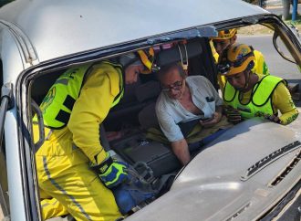 PERSONA QUEDA ATRAPADA TRAS ACCIDENTE EN CARRETERA PANAMERICANA Y ES RESCATADA