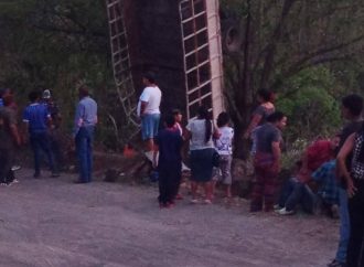RESCATARON A DOS PERSONAS TRAS APARATOSO ACCIDENTE EN SAN LORENZO, AHUACHAPÁN NORTE