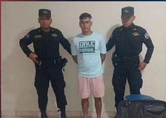 CAPTURAN A JOVEN CON 27 PAQUETES DE MARIHUANA DURANTE ALLANAMIENTO EN CHALATENANGO