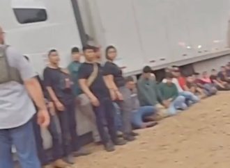 LOCALIZARON A 20 MIGRANTES HACINADOS EN LA CABINA DE UN TRÁILER EN TEXAS