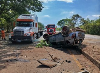 ACCIDENTE ENTRE VEHÍCULO Y RASTRA PROVOCA CIERRE DE LA CARRETERA LITORAL EN USULUTÁN