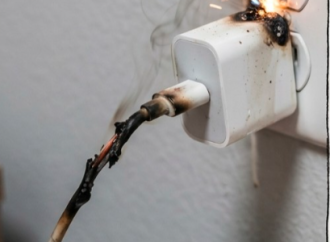 JOVEN MUERE ELECTROCUTADO AL CONECTAR EL CARGADOR DE SU CELULAR EN HONDURAS
