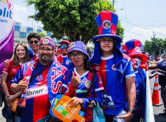AFICIONADOS COMIENZAN A LLEGAR A SAN SALVADOR PARA LA FINAL ENTRE FAS Y ÁGUILA
