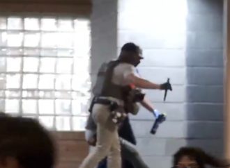 CAOS EN HOSPITAL DE NUEVA YORK TRAS ARRESTO DE ICE QUE DESATA PROTESTAS