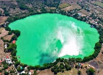 CALOR EXTREMO TRANSFORMA LAS AGUAS DE LA LAGUNA DE APASTEPEQUE EN TONO TURQUESA