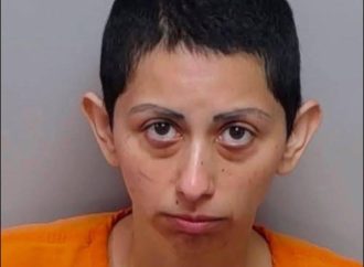 MADRE ES ACUSADA DE PRENDER FUEGO A VEHÍCULO DONDE MURIERON SUS DOS HIJOS EN TEXAS