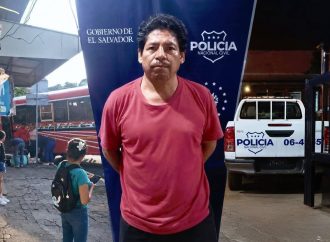 DETIENEN A HOMBRE POR PRESUNTAMENTE EMPUJAR A SU HERMANO AL PASO DE UN BUS EN SONSONATE
