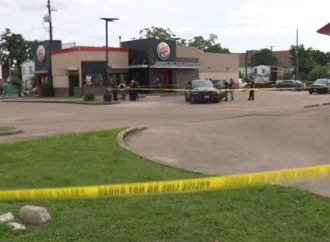DOS MENORES RESULTAN LESIONADOS EN TIROTEO EN ESTACIONAMIENTO DE BURGER KING EN HOUSTON