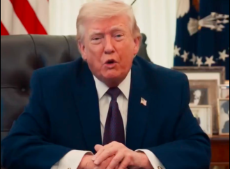 DONALD TRUMP AFIRMA QUE ICE HA SIDO “MALTRATADO” Y PROPONE CAMBIAR EL NOMBRE DE LA AGENCIA A “NICE”