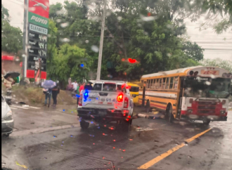 JOVEN ESTUDIANTE MUERE TRAS SER ATROPELLADA FRENTE A LA UNIVERSIDAD DE EL SALVADOR