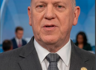TOM HOMAN ADVIERTE SOBRE PRESENCIA DE ICE EN AEROPUERTOS Y VERIFICACIÓN DE IDENTIDAD DE VIAJEROS