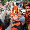 BUKELE INFORMA EL RESCATE CON VIDA DE DOS PERSONAS ATRAPADAS BAJO LOS ESCOMBROS EN VENEZUELA