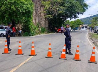 CERRAN PASO VEHICULAR EN CARRETERA ANTIGUA A NEJAPA POR EXTRACCIÓN DE RASTRA EN APOPA