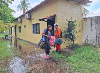 EVACUACIÓN PREVENTIVA RESGUARDA A FAMILIA EN LA LIBERTAD COSTA ANTE RIESGO POR FUERTE OLEAJE