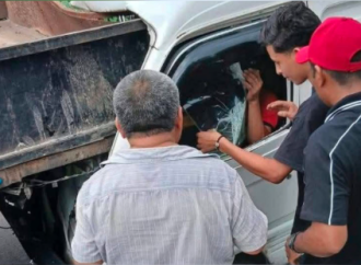 CONDUCTOR SOBREVIVE TRAS QUEDAR PRENSADO EN APARATOSO ACCIDENTE EN VERAPAZ, SAN VICENTE