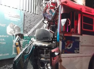 AUTOBÚS DE LA RUTA 101 IMPACTA CONTRA NEGOCIOS EN ANTIGUO CUSCATLÁN Y DEJA VARIOS LESIONADOS
