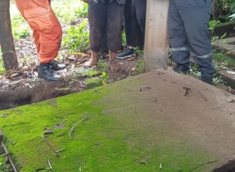RESCATARON A UN HOMBRE QUE CAYÓ EN UNA FOSA SÉPTICA EN EREGUAYQUÍN, USULUTÁN