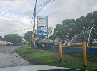 CAMIONETA IMPACTA CONTRA CERCO DE DISTRIBUIDORA DE GAS PROPANO EN SANTA ANA