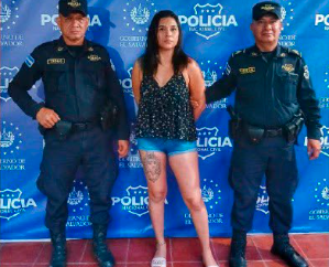 CAPTURAN A MUJER ACUSADA DE LESIONAR A UN HOMBRE EN UN CLUB BAR EN LA LIBERTAD COSTA