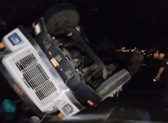 CAMIÓN VOLCÓ EN LOS CHORROS Y DEJÓ UNA PERSONA FALLECIDA