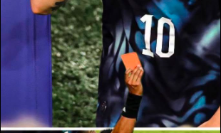 IVÁN BARTON HACE HISTORIA AL APLICAR POR PRIMERA VEZ LA NUEVA REGLA DE LA FIFA SOBRE TAPARSE LA BOCA