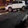 APARATOSO CHOQUE EN BARRIO SANTA BÁRBARA DE SANTA ANA DEJA UNA MOTOCICLETA ATRAPADA BAJO UN VEHÍCULO