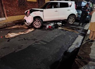 APARATOSO CHOQUE EN BARRIO SANTA BÁRBARA DE SANTA ANA DEJA UNA MOTOCICLETA ATRAPADA BAJO UN VEHÍCULO