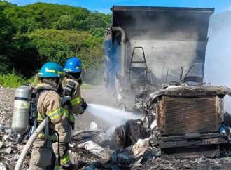 INCENDIO CONSUME VOLQUETA EN CARRETERA HACIA METAPÁN