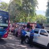 YOUTUBERS INTENTABAN REGALAR PESCADO EN SANTA ANA CENTRO Y FUERON RETIRADOS POR MIEMBROS DEL CAM