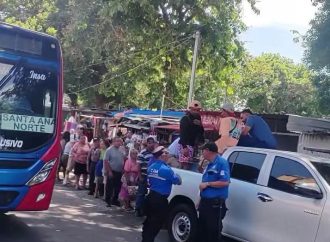 YOUTUBERS INTENTABAN REGALAR PESCADO EN SANTA ANA CENTRO Y FUERON RETIRADOS POR MIEMBROS DEL CAM