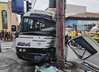 EXCESO DE VELOCIDAD HABRÍA PROVOCADO ACCIDENTE ENTRE MICROBÚS Y SEDÁN EN SAN SALVADOR