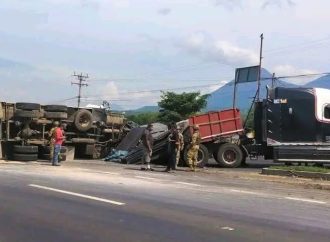 FUERTE ACCIDENTE ENTRE RASTRA Y VOLQUETA EN DESVÍO AL CERRO VERDE DEJA DAÑOS MATERIALES