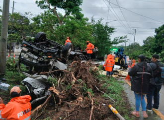 CONTINÚAN TRABAJOS PARA RETIRAR CAMIÓN VOLCADO EN LA AUTOPISTA A COMALAPA